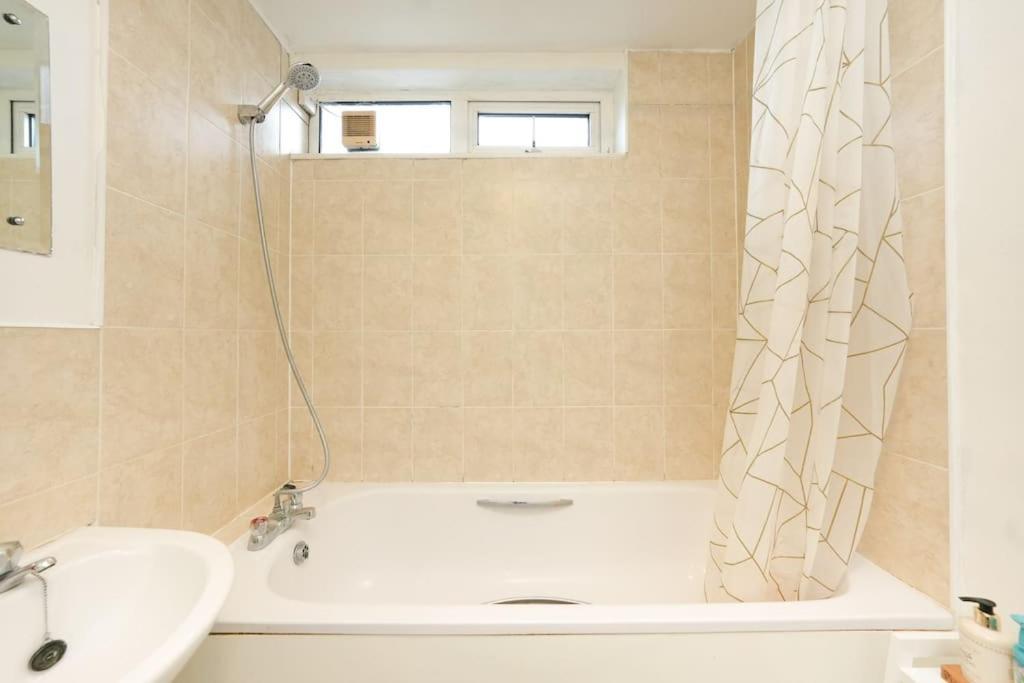 Ferienwohnung London Oasis Flat With High-Speed Broadband And Free Parking Exterior foto